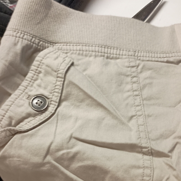LOFT Women's Beige Cargo Shorts - Picture 4 of 4